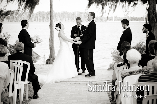 Best Lakeside wedding at Paradise Cove in Orlando, Florida - Wedding photographer - Sandra Johnson (SJFoto.com)